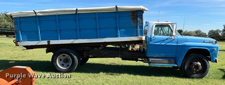 image for item DS8471 1970 Ford F610  grain truck
