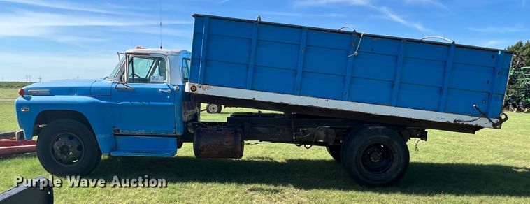 image for item DS8471 1970 Ford F610  grain truck