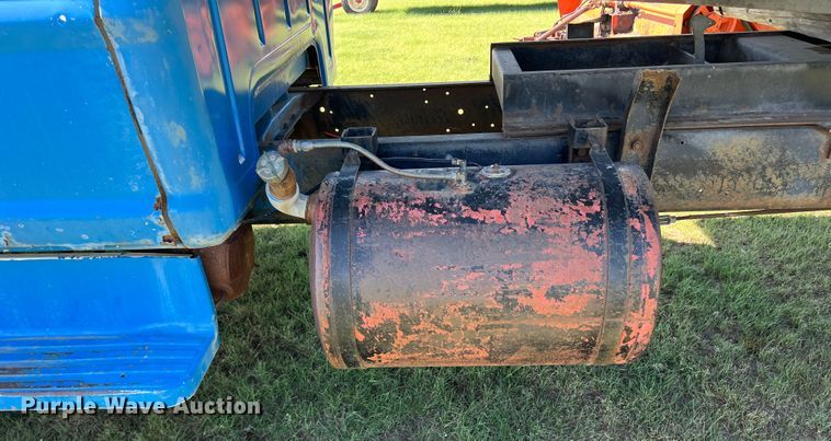 image for item DS8471 1970 Ford F610  grain truck