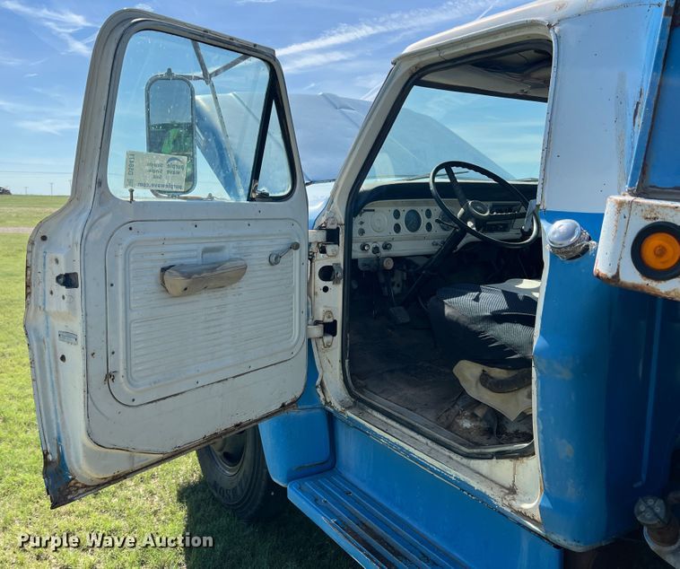 image for item DS8471 1970 Ford F610  grain truck