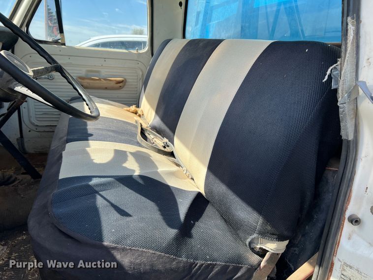 image for item DS8471 1970 Ford F610  grain truck