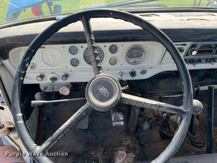 image for item DS8471 1970 Ford F610  grain truck