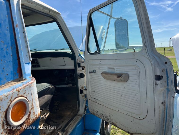 image for item DS8471 1970 Ford F610  grain truck