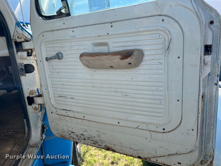 image for item DS8471 1970 Ford F610  grain truck