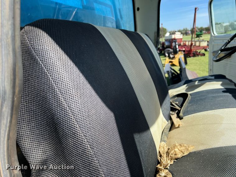 image for item DS8471 1970 Ford F610  grain truck