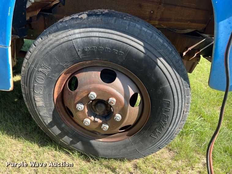 image for item DS8471 1970 Ford F610  grain truck