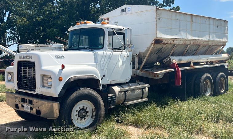 image for item JX9364 1989 Mack RD690S  fertilizer delivery truck