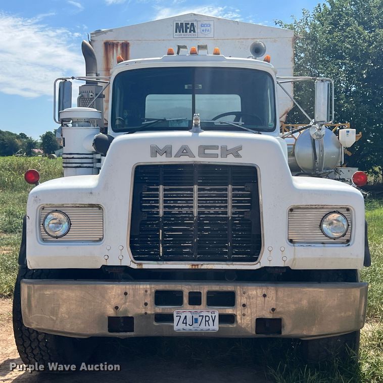image for item JX9364 1989 Mack RD690S  fertilizer delivery truck