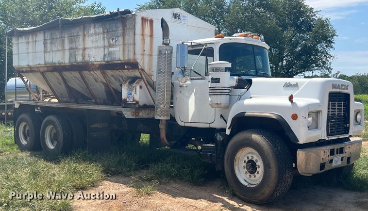 image for item JX9364 1989 Mack RD690S  fertilizer delivery truck