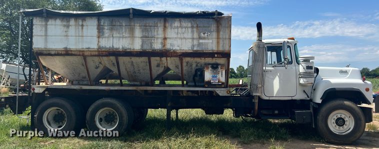 image for item JX9364 1989 Mack RD690S  fertilizer delivery truck