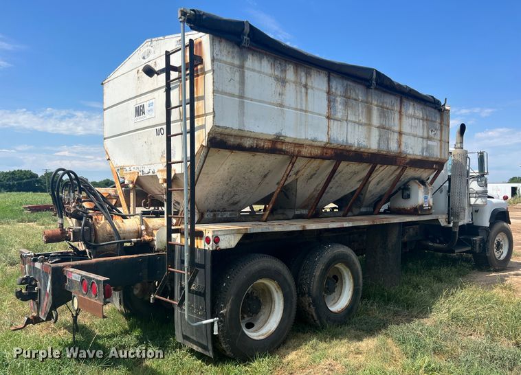 image for item JX9364 1989 Mack RD690S  fertilizer delivery truck