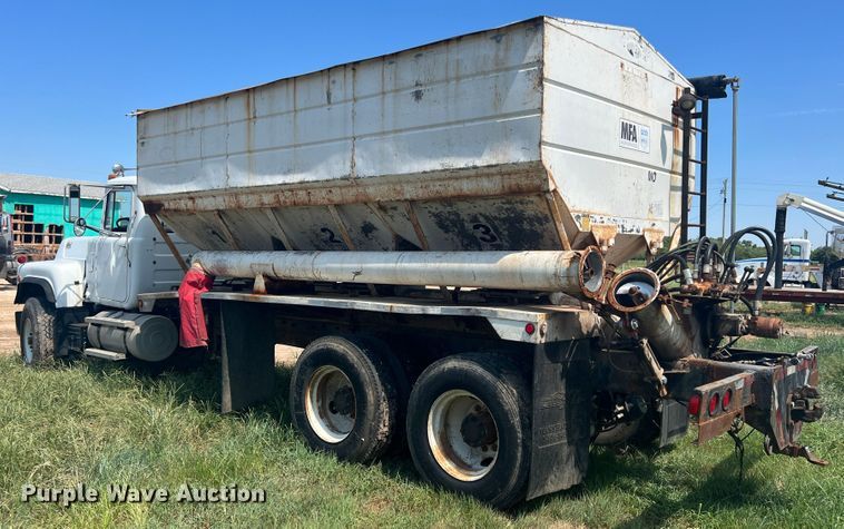 image for item JX9364 1989 Mack RD690S  fertilizer delivery truck