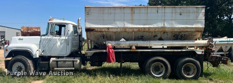 image for item JX9364 1989 Mack RD690S  fertilizer delivery truck
