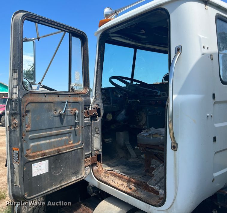 image for item JX9364 1989 Mack RD690S  fertilizer delivery truck