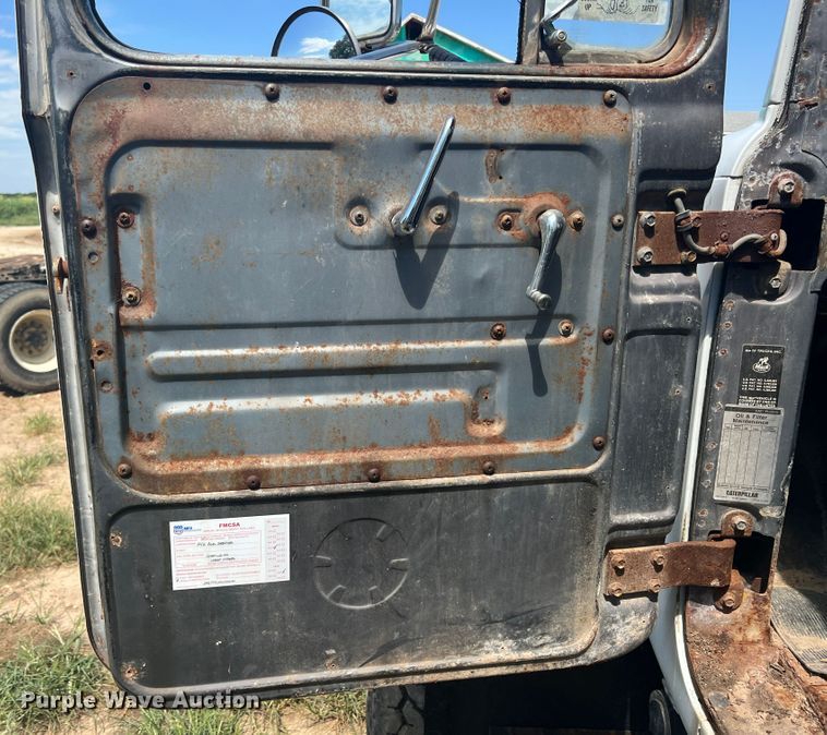 image for item JX9364 1989 Mack RD690S  fertilizer delivery truck