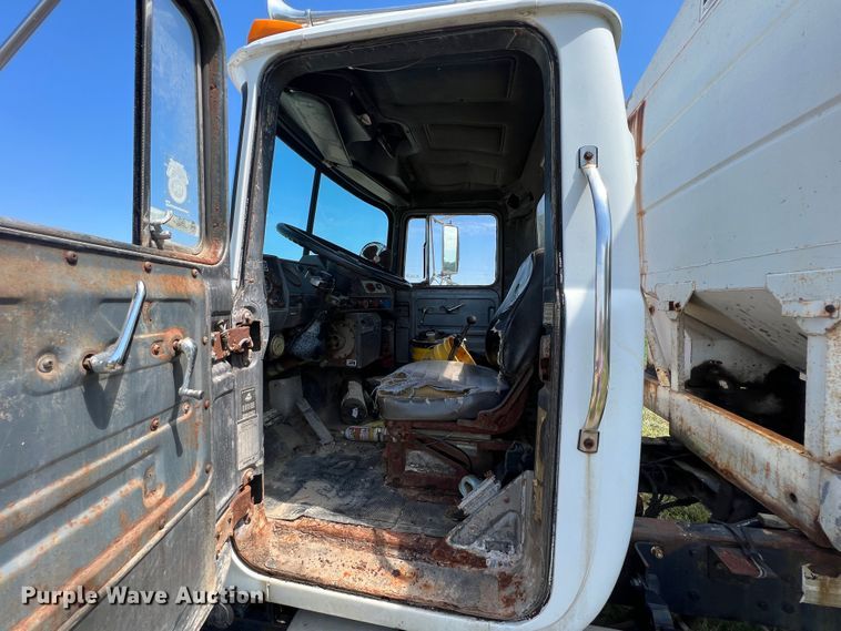 image for item JX9364 1989 Mack RD690S  fertilizer delivery truck