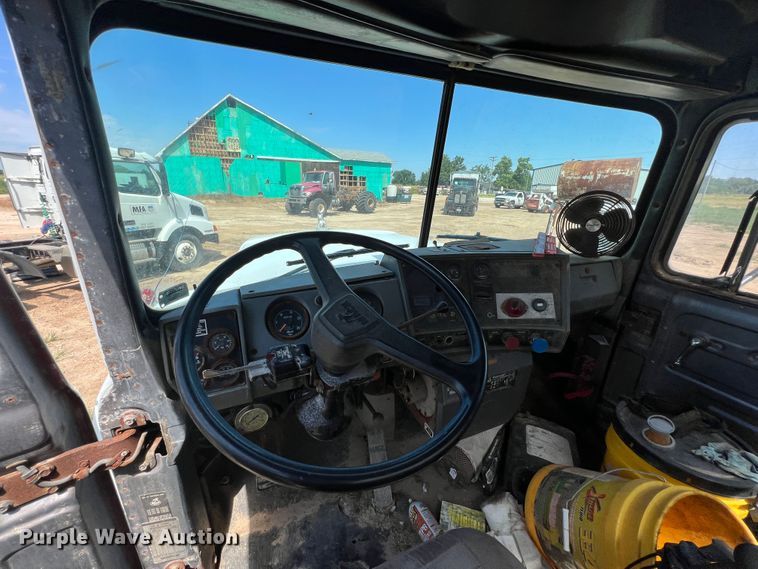 image for item JX9364 1989 Mack RD690S  fertilizer delivery truck