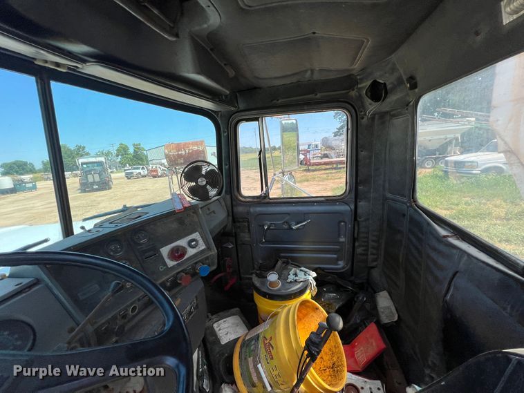 image for item JX9364 1989 Mack RD690S  fertilizer delivery truck