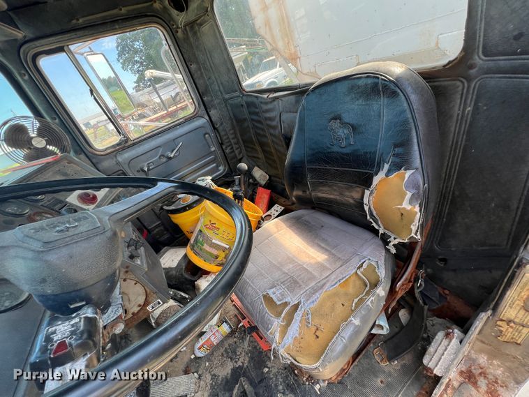 image for item JX9364 1989 Mack RD690S  fertilizer delivery truck