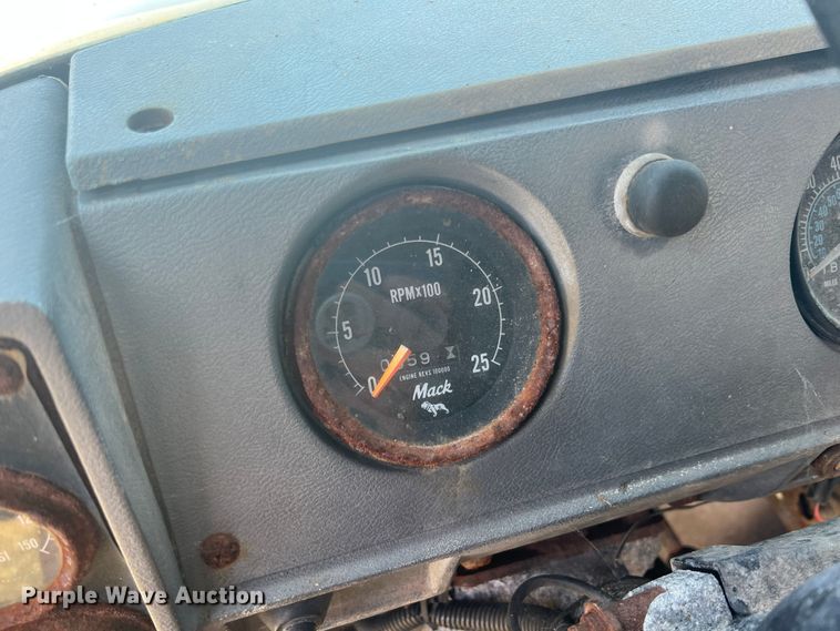 image for item JX9364 1989 Mack RD690S  fertilizer delivery truck