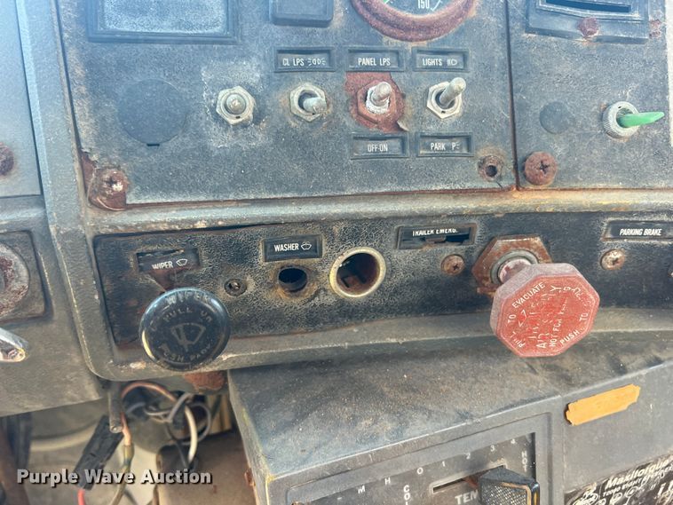 image for item JX9364 1989 Mack RD690S  fertilizer delivery truck