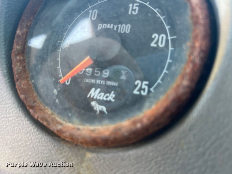 image for item JX9364 1989 Mack RD690S  fertilizer delivery truck