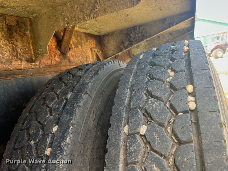 image for item JX9364 1989 Mack RD690S  fertilizer delivery truck