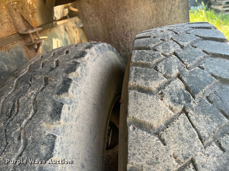 image for item JX9364 1989 Mack RD690S  fertilizer delivery truck