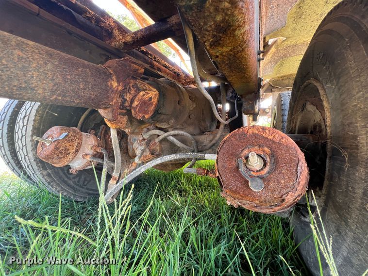 image for item JX9364 1989 Mack RD690S  fertilizer delivery truck