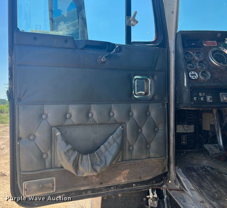 image for item JX9365 1993 Kenworth  fertilizer delivery truck