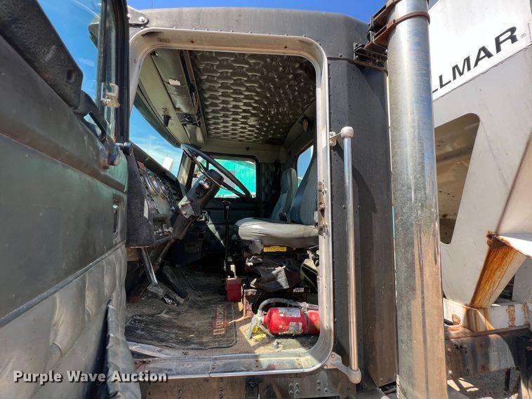 image for item JX9365 1993 Kenworth  fertilizer delivery truck