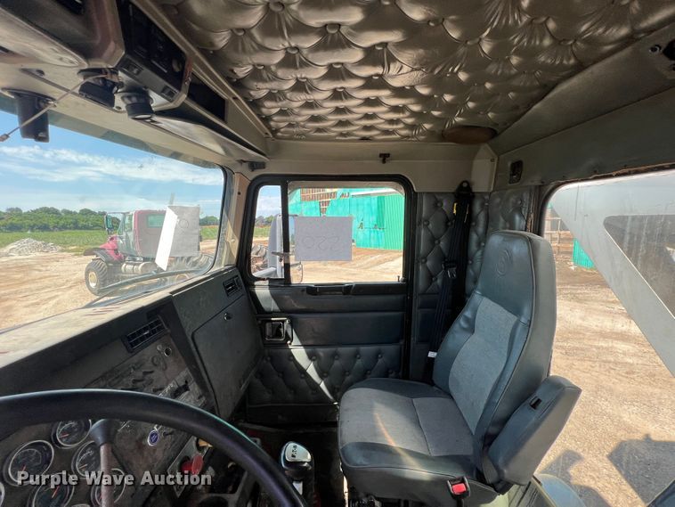 image for item JX9365 1993 Kenworth  fertilizer delivery truck