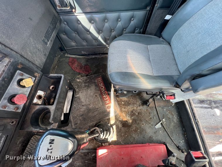 image for item JX9365 1993 Kenworth  fertilizer delivery truck