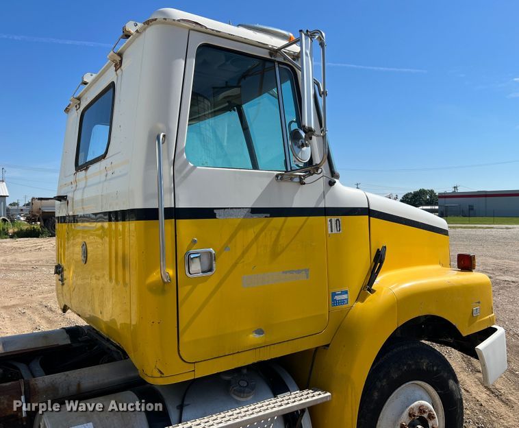 image for item KC9841 1994 White GMC WG  fertilizer delivery truck