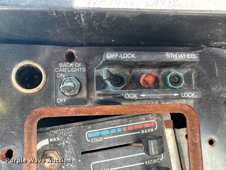 image for item KC9841 1994 White GMC WG  fertilizer delivery truck