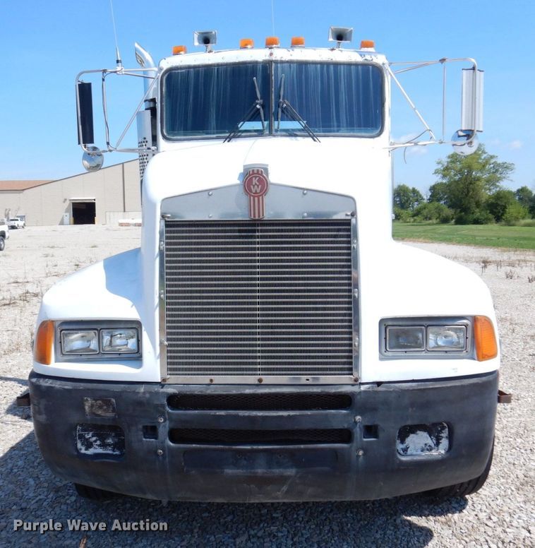 image for item KF9643 1988 Kenworth T600  truck cab and chassis