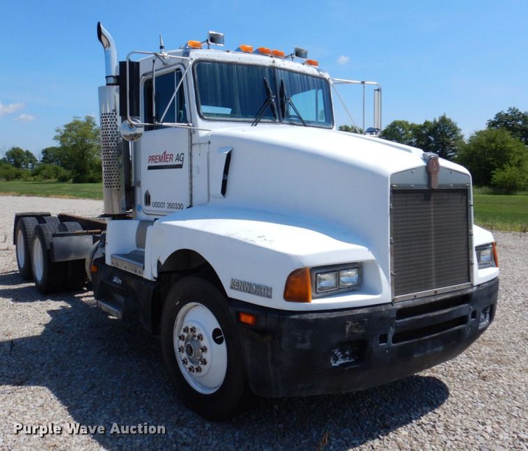 image for item KF9643 1988 Kenworth T600  truck cab and chassis