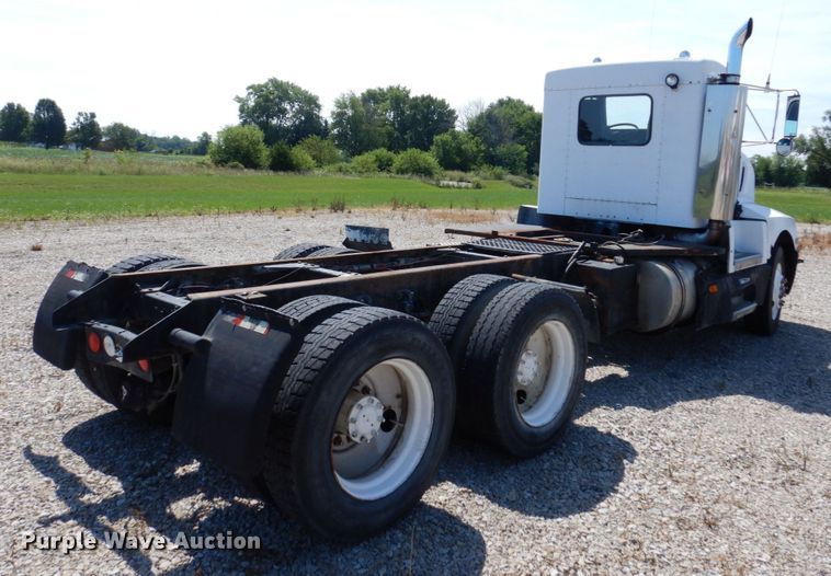 image for item KF9643 1988 Kenworth T600  truck cab and chassis