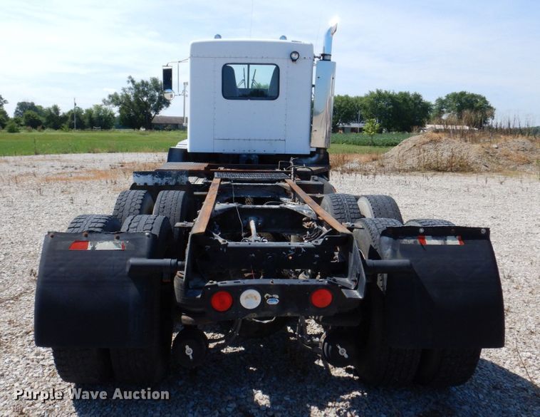 image for item KF9643 1988 Kenworth T600  truck cab and chassis