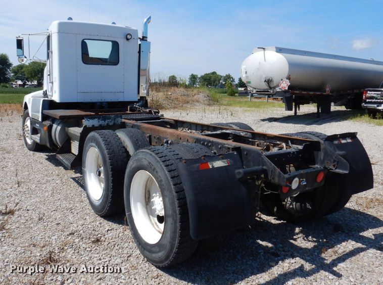 image for item KF9643 1988 Kenworth T600  truck cab and chassis