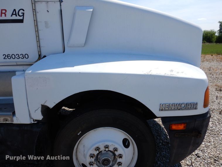 image for item KF9643 1988 Kenworth T600  truck cab and chassis