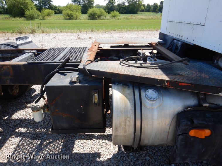 image for item KF9643 1988 Kenworth T600  truck cab and chassis