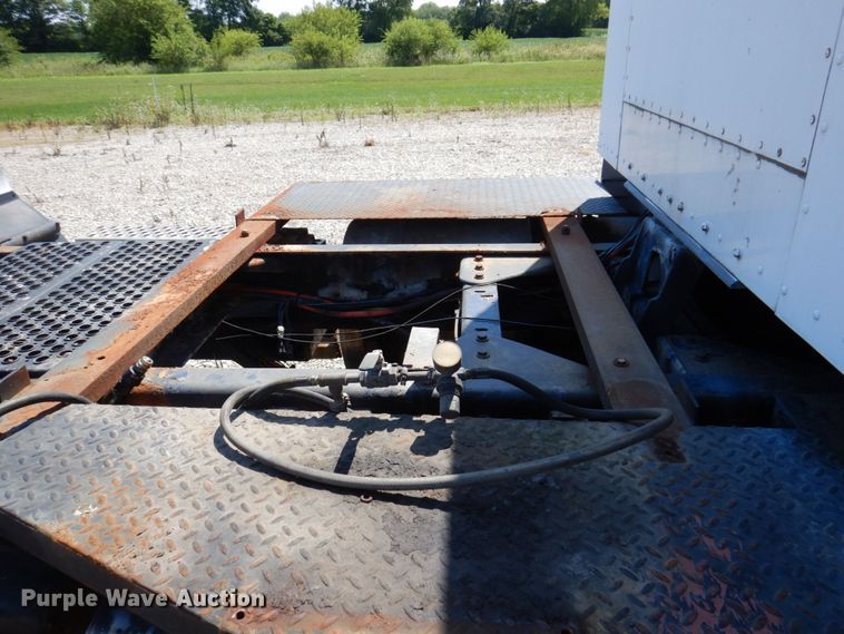 image for item KF9643 1988 Kenworth T600  truck cab and chassis