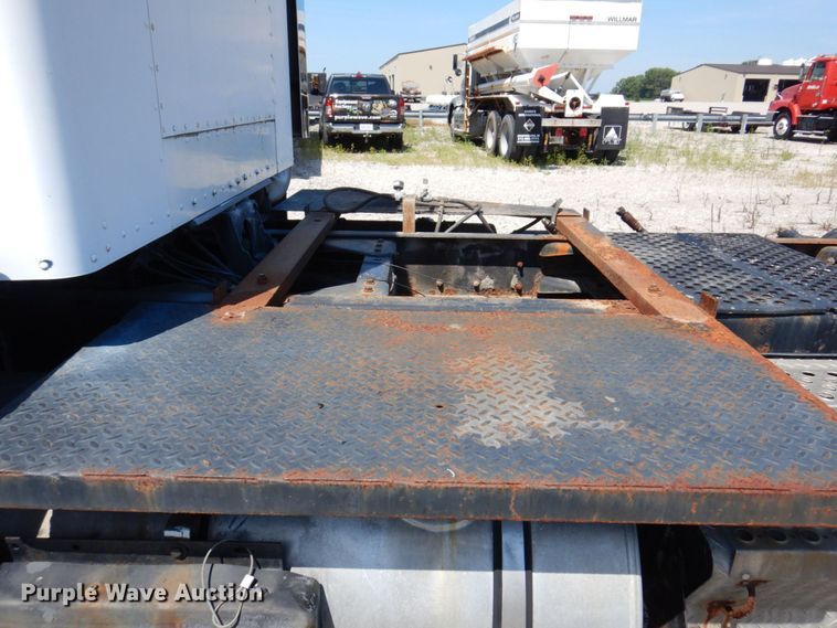 image for item KF9643 1988 Kenworth T600  truck cab and chassis