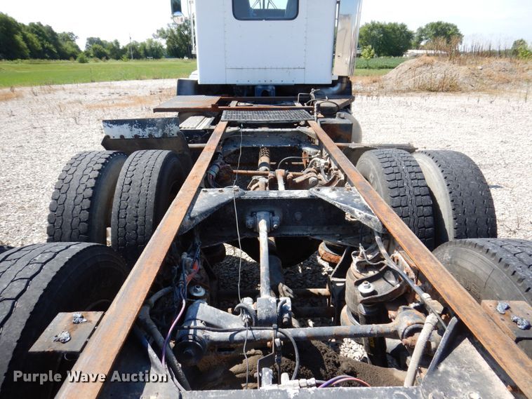 image for item KF9643 1988 Kenworth T600  truck cab and chassis