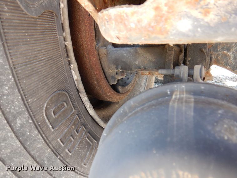 image for item KF9643 1988 Kenworth T600  truck cab and chassis