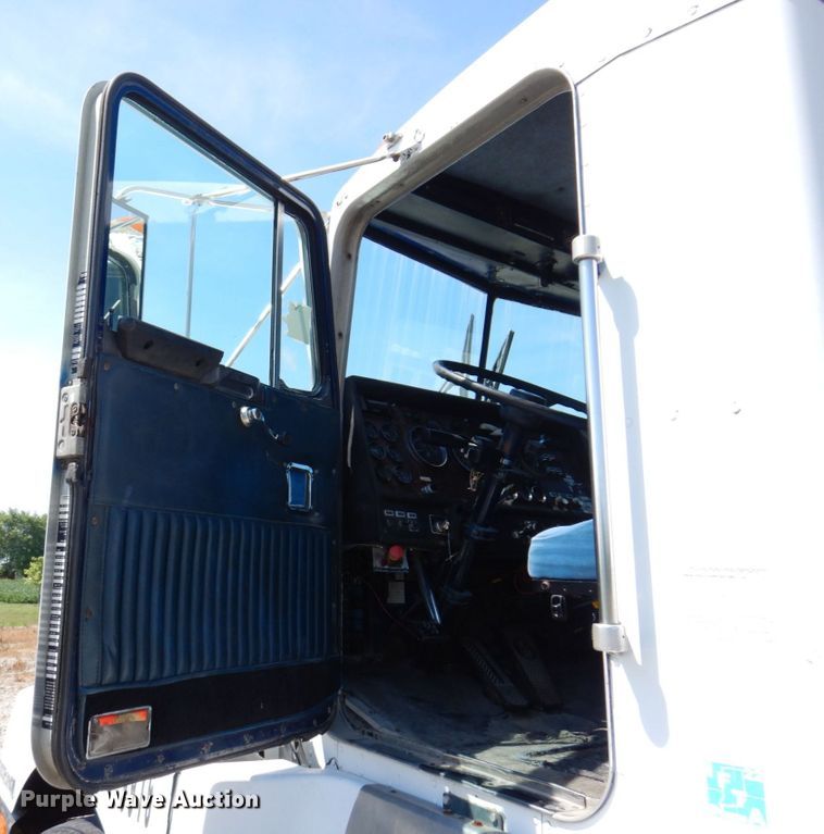 image for item KF9643 1988 Kenworth T600  truck cab and chassis