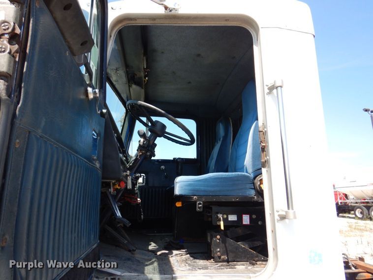image for item KF9643 1988 Kenworth T600  truck cab and chassis