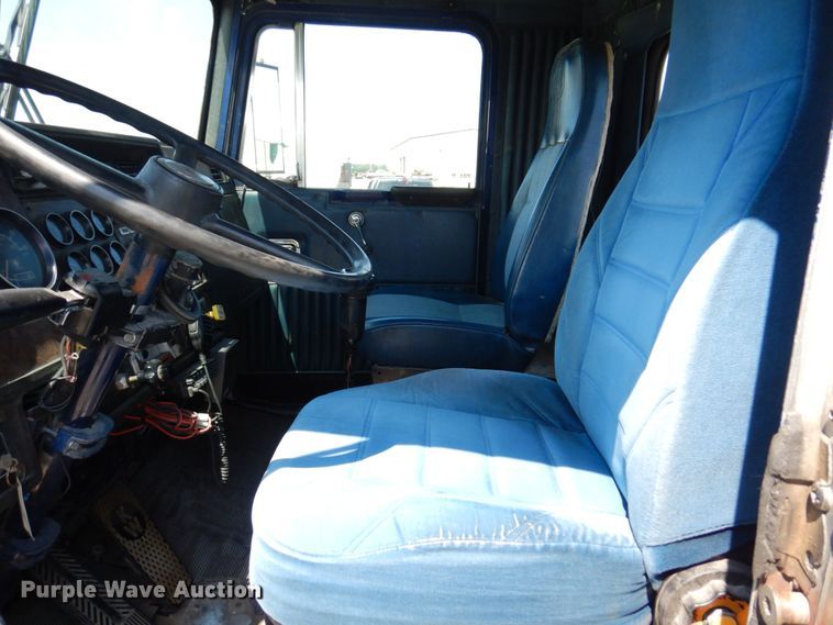 image for item KF9643 1988 Kenworth T600  truck cab and chassis