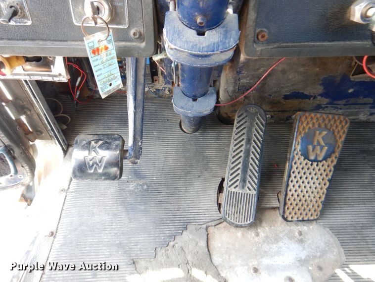 image for item KF9643 1988 Kenworth T600  truck cab and chassis